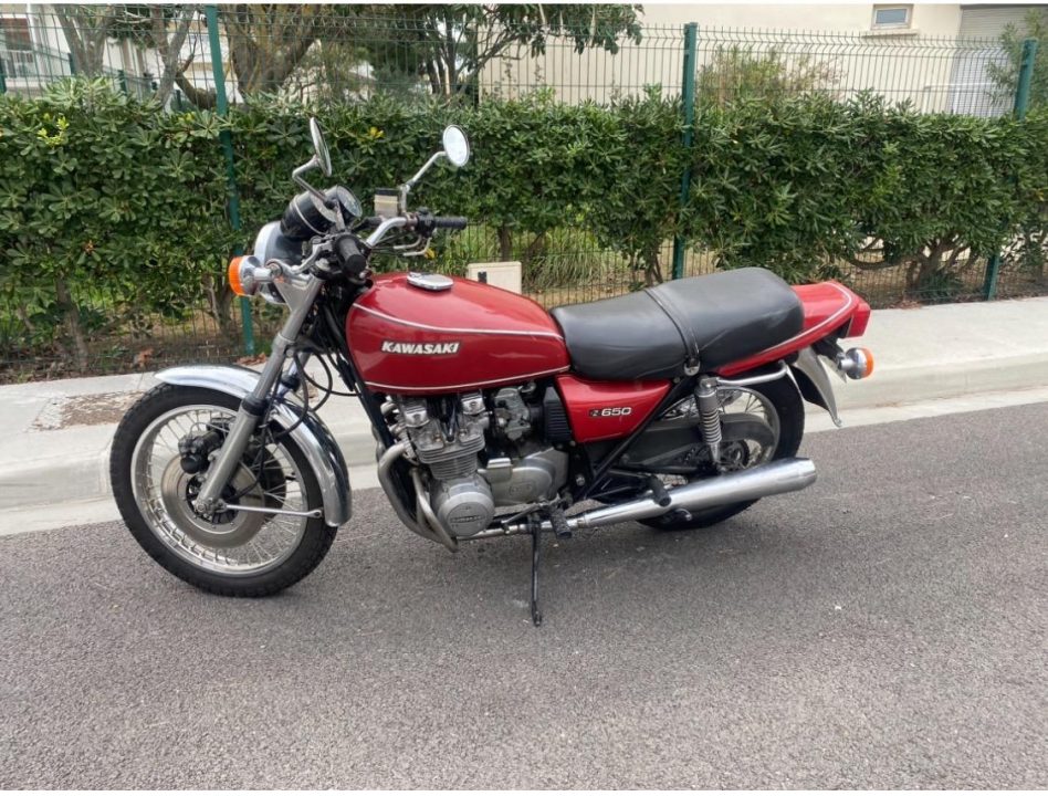 découvrez les caractéristiques de la kawasaki z600, un modèle emblématique qui allie performance, confort et style. explorez son moteur puissant, son design moderne et ses fonctionnalités innovantes qui en font un choix idéal pour les amateurs de moto.