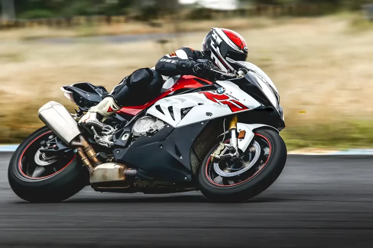 découvrez notre guide complet sur l'assurance moto : comparez les offres, comprenez les garanties essentielles et trouvez la couverture qui vous convient le mieux pour rouler en toute sérénité.