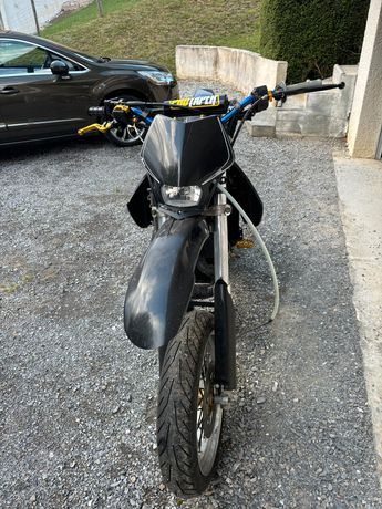 découvrez la kawasaki 50cc route, une moto au design élégant et performant, parfaite pour les jeunes pilotes en quête d'aventure. avec sa maniabilité exceptionnelle et sa consommation d'essence économique, elle vous permettra de naviguer en toute simplicité sur les routes urbaines. découvrez le plaisir de conduire avec style et confiance.