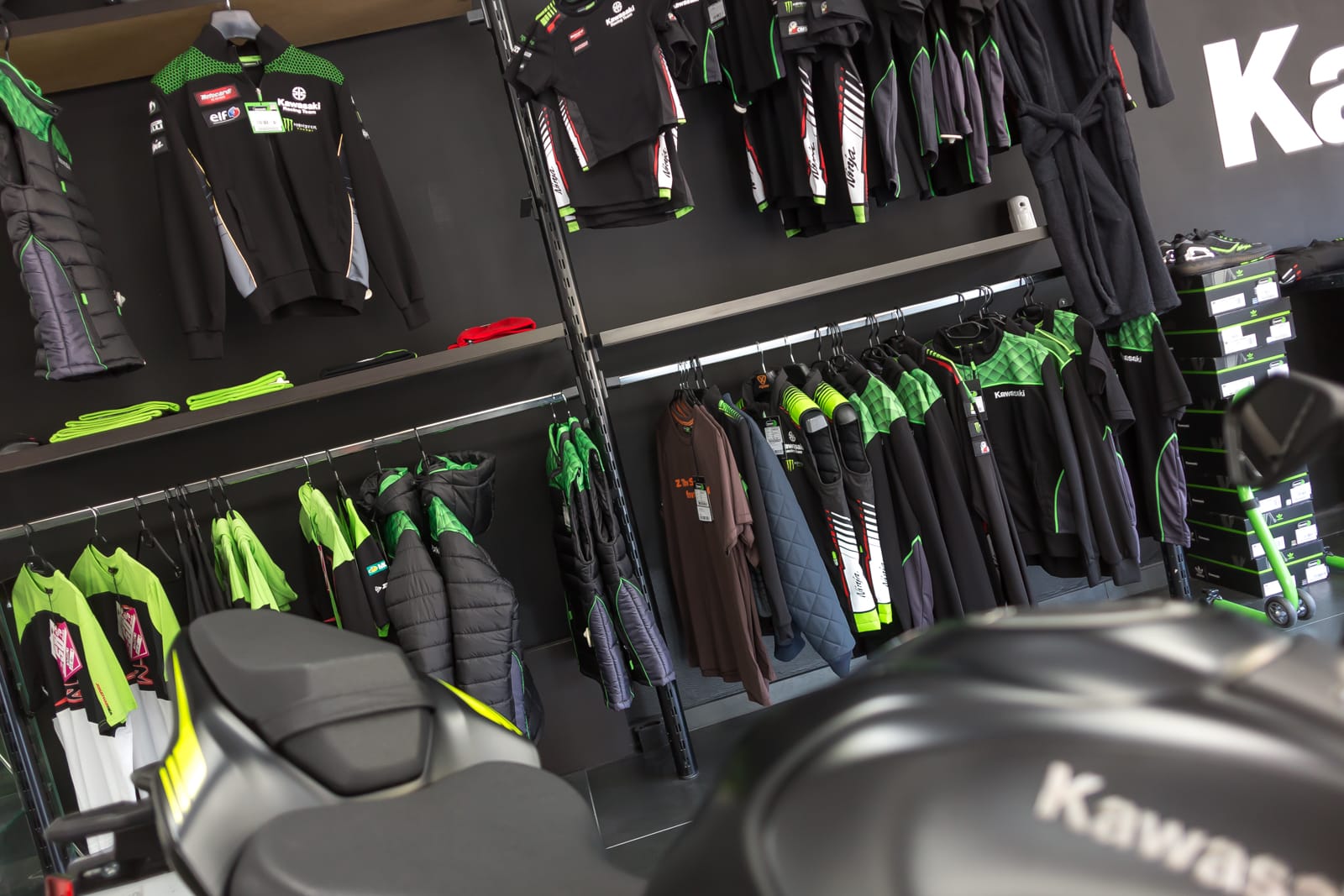 découvrez notre magasin kawasaki, votre destination incontournable pour une large gamme de motos, accessoires et vêtements de la marque. profitez des conseils de nos experts et d'un large choix pour tous les passionnés de deux-roues.