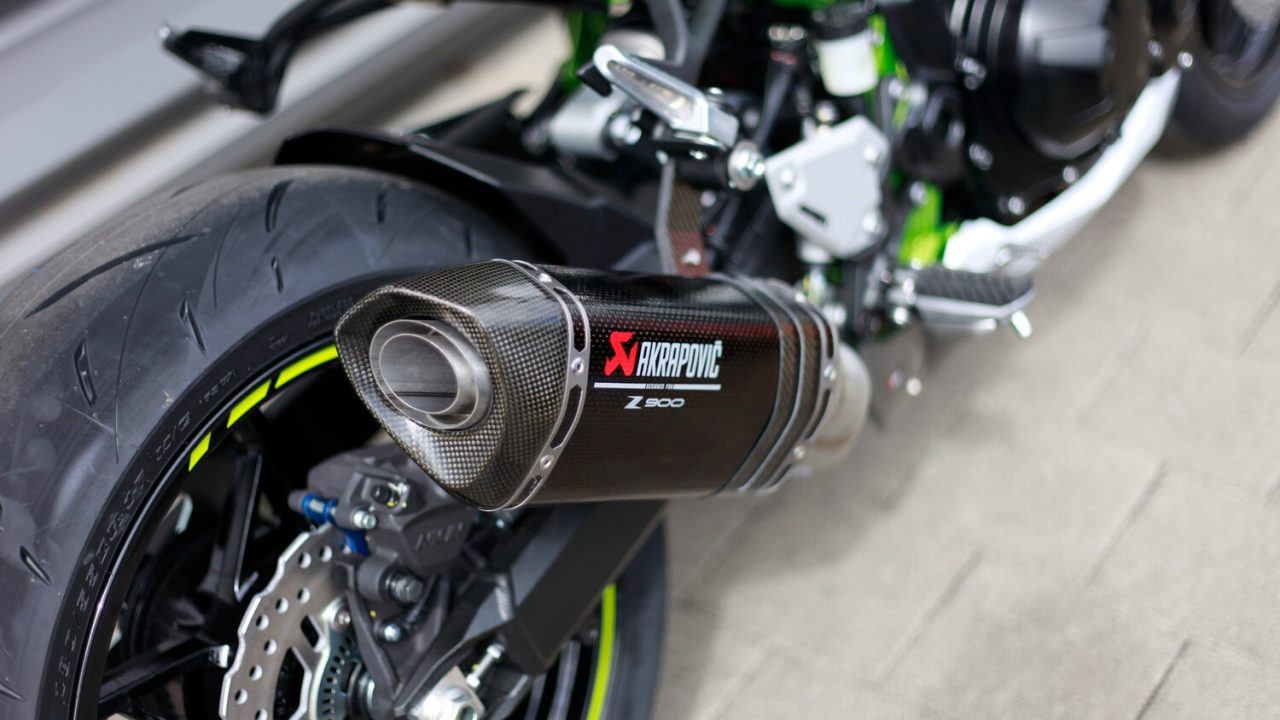 découvrez l'échappement akrapovic pour z900, un accessoire essentiel pour optimiser les performances de votre moto. alliant design élégant et sonorité envoûtante, cet échappement offre une légèreté exceptionnelle et une réduction des émissions. transformez votre expérience de conduite avec akrapovic.