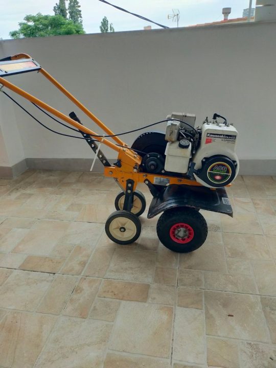 découvrez le motoculteur kawasaki fa210d, un outil puissant et polyvalent, idéal pour préparer vos sols. avec son moteur performant et sa conception ergonomique, il facilite le travail du jardinage et de l'agriculture. parfait pour les professionnels et les amateurs, le fa210d vous offre une expérience de culture optimale.