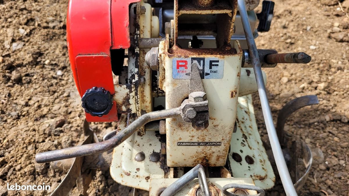 découvrez le motoculteur kawasaki fa130d, l'allié idéal pour vos travaux de jardinage. compact, puissant et facile à manœuvrer, il vous permettra de préparer et d'entretenir votre sol en toute simplicité, garantissant des résultats professionnels. parfait pour les jardiniers amateurs et les professionnels, équipez-vous d'un outil fiable et performant.