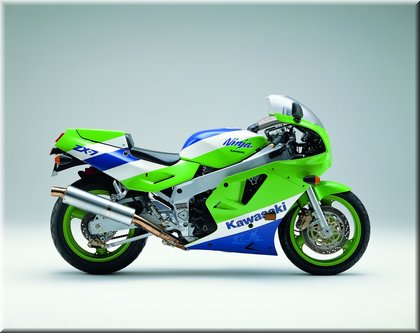 découvrez l'évolution fascinante des modèles kawasaki à travers les décennies. de la légendaire mach iii aux motos modernes, plongez dans l'histoire de cette marque emblématique qui a marqué le monde de la moto avec innovation et passion.