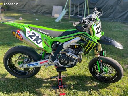 découvrez la kawasaki supermotard, la moto qui allie performance et polyvalence. idéale pour les amateurs de sensations fortes, elle offre un équilibre parfait entre maniabilité en ville et puissance sur routes. parfaite pour les passionnés de sports motorisés à la recherche d'une expérience unique.