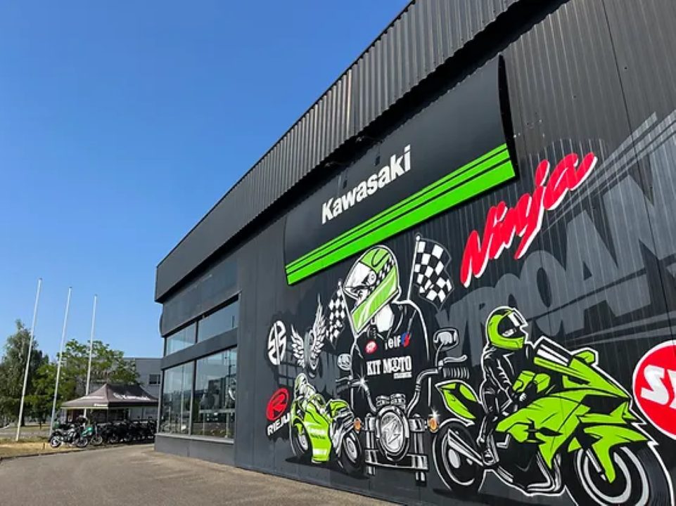 découvrez notre magasin kawasaki, votre destination idéale pour tous les passionnés de moto. profitez d'un large choix de véhicules, accessoires et vêtements de la marque emblématique. bénéficiez de conseils d'experts et d'un service personnalisé pour vivre pleinement votre passion du deux-roues.