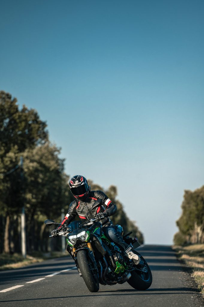 découvrez la kawasaki z900, une moto aux performances remarquables, alliant puissance, agilité et design audacieux. idéale pour les passionnés de sensations fortes et de conduite agile en milieu urbain ou sur route. plongez dans l'univers de la z900 et ressentez l'adrénaline à chaque virage.