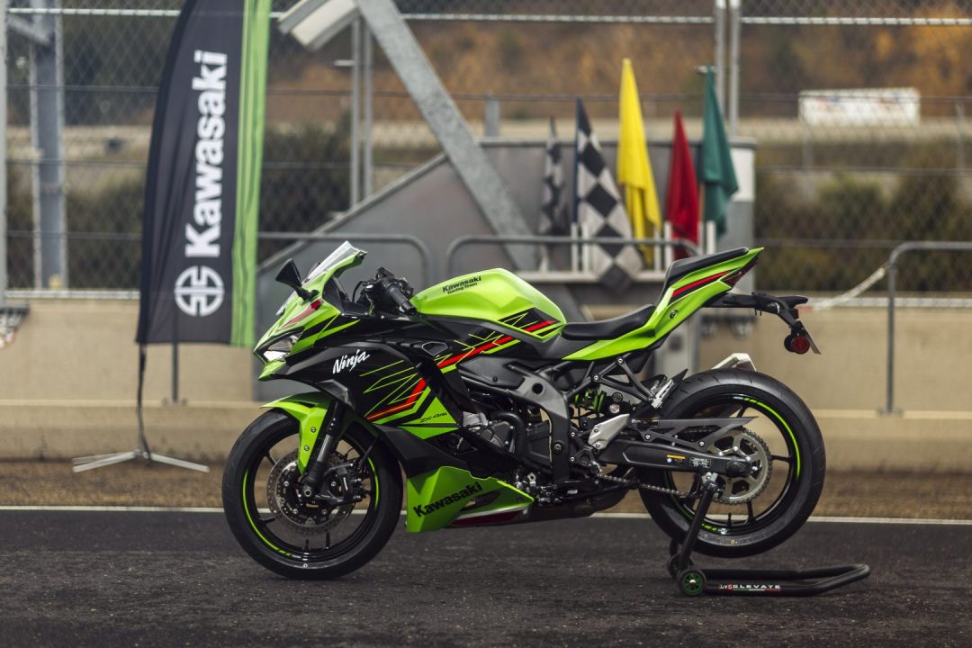 découvrez notre essai complet des motos kawasaki : performances, confort et innovations techniques. plongez dans l'univers de ces machines d'exception et trouvez le modèle qui correspond à vos envies de sensations sur deux roues.