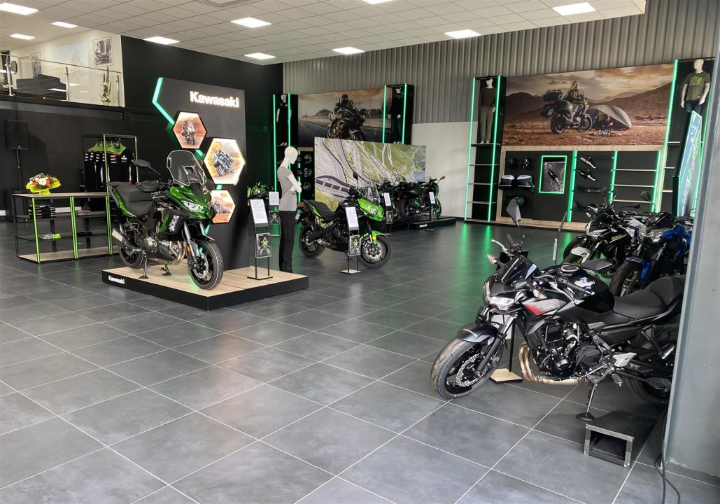 découvrez notre concessionnaire kawasaki, votre destination incontournable pour tous les modèles de motos et véhicules tout terrain kawasaki. bénéficiez de conseils d'experts, d'un service après-vente de qualité et d'une large sélection d'équipements et d'accessoires. rejoignez la communauté kawasaki et vivez la passion de la conduite dès aujourd'hui !