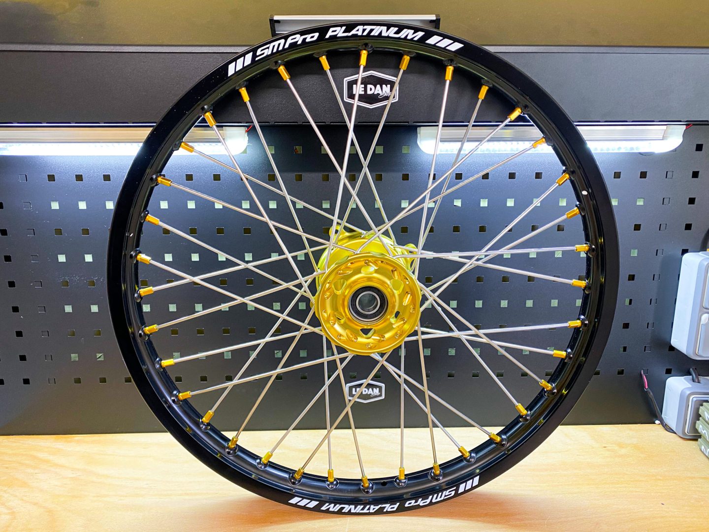 découvrez nos services de gravage pro de haute qualité, adaptés à tous vos besoins. que ce soit pour des objets personnalisés, des signalisations ou des créations uniques, nous garantissons une précision et un rendu exceptionnels. faites briller vos projets avec notre expertise en gravure.