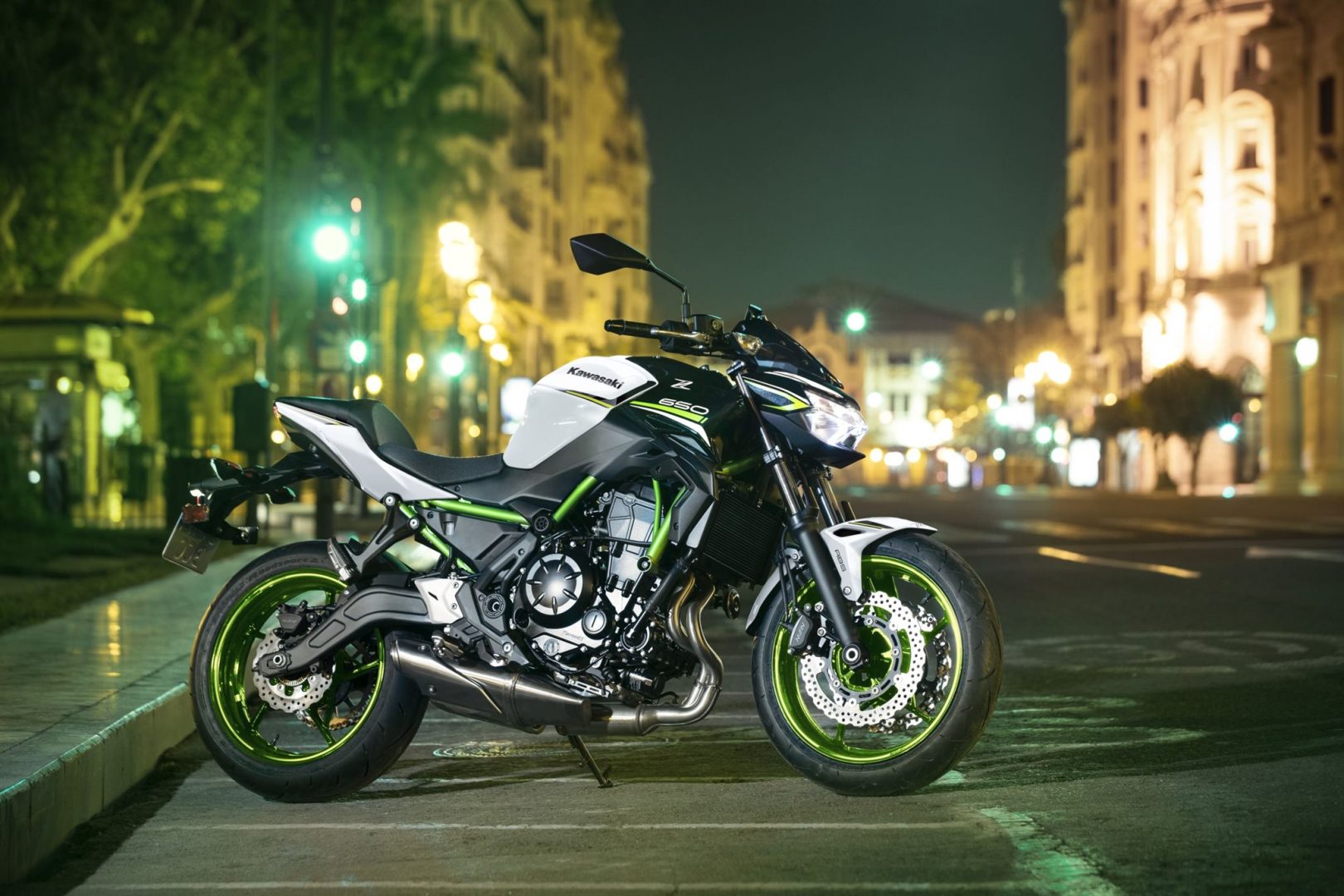 découvrez les caractéristiques et performances de la kawasaki z 650, une moto alliant puissance et agilité. explorez son design moderne, son moteur performant et ses technologies avancées qui font de cette machine un choix idéal pour les passionnés de sensations fortes.