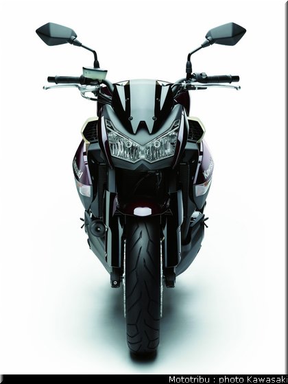 découvrez la kawasaki z1000, une moto emblématique alliant design audacieux et performances exceptionnelles. plongez dans ses caractéristiques techniques, ses innovations et ses capacités sur route pour comprendre pourquoi elle attire tant les passionnés de moto.