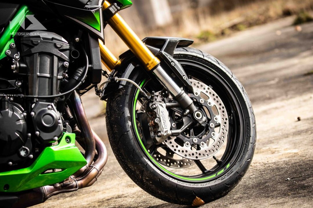 découvrez notre essai complet de la kawasaki z900 2022, une moto qui allie puissance, agilité et design moderne. profitez de toutes les caractéristiques, performances et impressions de conduite pour savoir si ce modèle est fait pour vous.