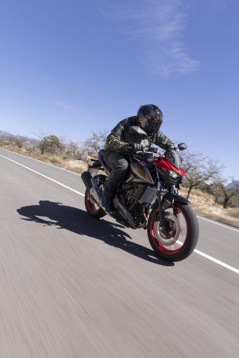 découvrez l'histoire fascinante de la kawasaki z 500 transformée en café racer, un mélange parfait de performances et de style. plongez dans les détails de cette moto emblématique, ses origines, et son évolution dans l'univers des cafés racers.