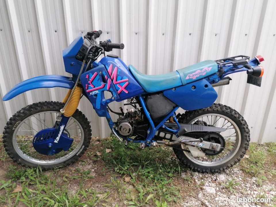 découvrez tout ce que vous devez savoir sur la kawasaki 125 : caractéristiques techniques, performances, entretien et conseils pour les passionnés de moto. plongez dans l'univers de cette moto emblématique et préparez-vous à vivre des aventures inoubliables!