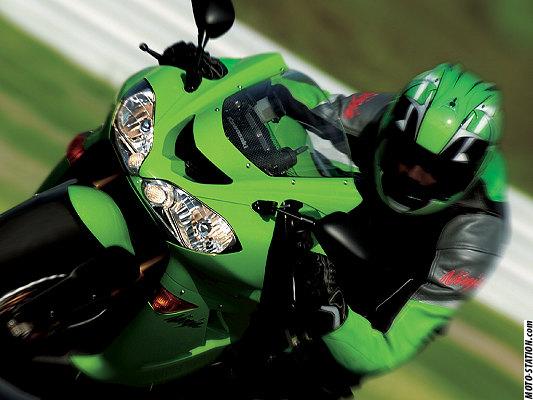 découvrez les caractéristiques et performances de la kawasaki zx10r, une moto de sport emblématique alliant puissance, agilité et technologie de pointe pour offrir une expérience de conduite inégalée.