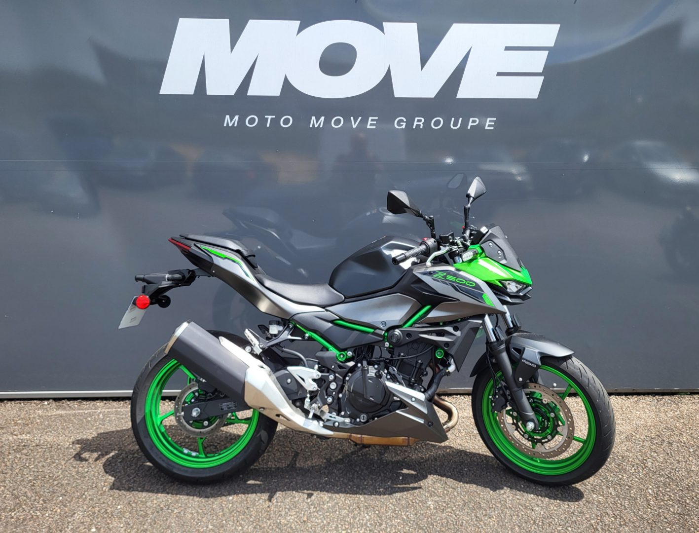 découvrez les caractéristiques complètes de la kawasaki z500 a2, une moto qui allie performance et style. explorez son design, sa puissance, et ses spécifications techniques qui en font un choix idéal pour les motards passionnés. idéale pour les permis a2, la z500 promet une expérience de conduite inégalée.