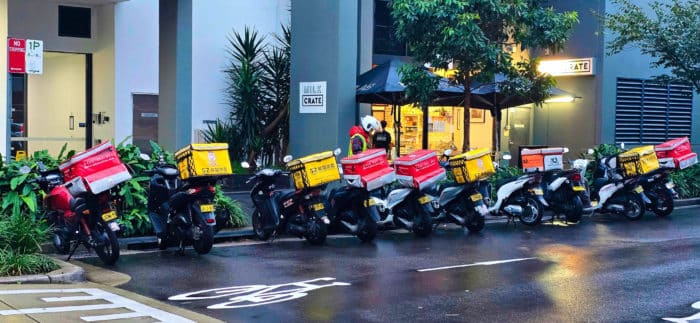 découvrez notre assurance scooter dédiée aux livreurs ! protégez votre activité de livraison avec une couverture adaptée à vos besoins. bénéficiez de tarifs compétitifs et d'une assistance 24/7 pour une tranquillité d'esprit totale sur la route.