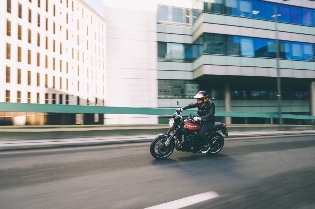 découvrez tout sur la consommation de la z900rs, la moto néo-rétro de kawasaki. analysez son efficacité énergétique, ses performances sur route et les astuces pour optimiser votre usage au quotidien.