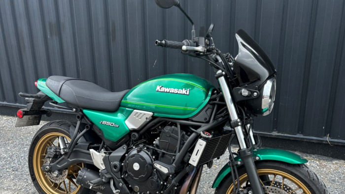 découvrez notre analyse approfondie de la kawasaki z 650, une moto qui allie performance, design moderne et confort de conduite. explorez ses caractéristiques techniques, ses points forts et ses performances sur route pour faire le choix idéal.
