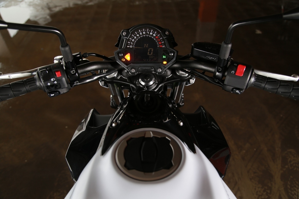 découvrez notre fiche détaillée sur la kawasaki z650, une moto agile et performante idéale pour les amateurs de sensations fortes. explorez ses caractéristiques techniques, son design moderne et ses performances sur route.