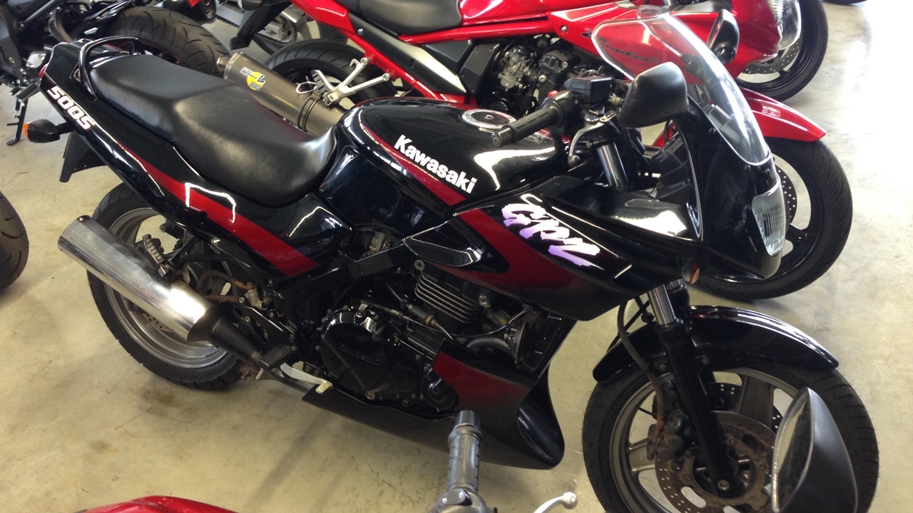 découvrez la kawasaki 50cc sportive, idéale pour les débutants en quête de sensations fortes. avec son design moderne et ses performances dynamiques, elle offre une expérience de conduite exceptionnelle pour acquérir confiance et compétences sur deux roues.