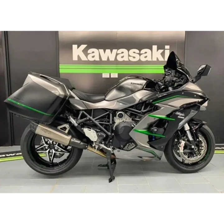 découvrez la kawasaki h2, une moto d'exception alliant puissance et technologie. explorez ses caractéristiques impressionnantes et ses performances qui en font un champion sur route et sur circuit. plongez dans l'univers de la vitesse et de l'ingénierie avancée avec la h2.
