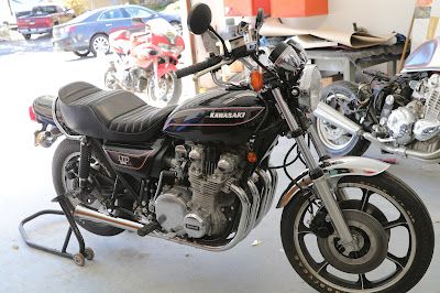 découvrez la kawasaki kz 1000 c4, une légende des années 70 alliant puissance et élégance. plongez dans l'univers des motos classiques avec ce modèle iconique, célèbre pour son moteur performant et son design intemporel. parfaite pour les passionnés et les amateurs de balades sur route.