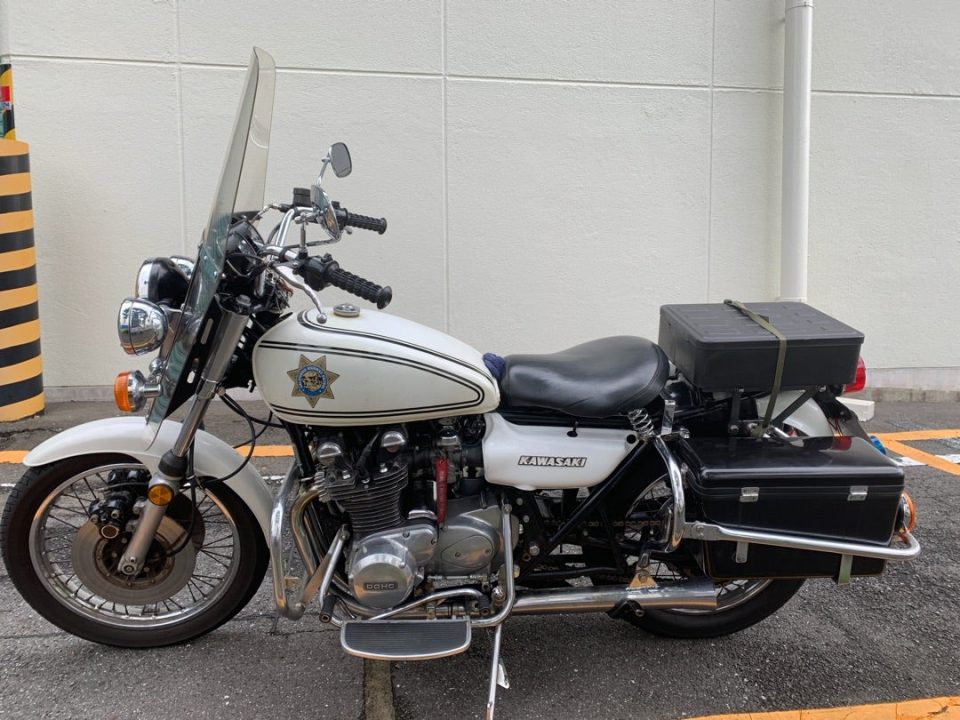 découvrez la kawasaki kz 1000 c4, une moto emblématique des années 1970, alliant puissance, style rétro et performance exceptionnelle. plongez dans l'univers de cette légende sur deux roues qui ne manquera pas d'attirer tous les regards.