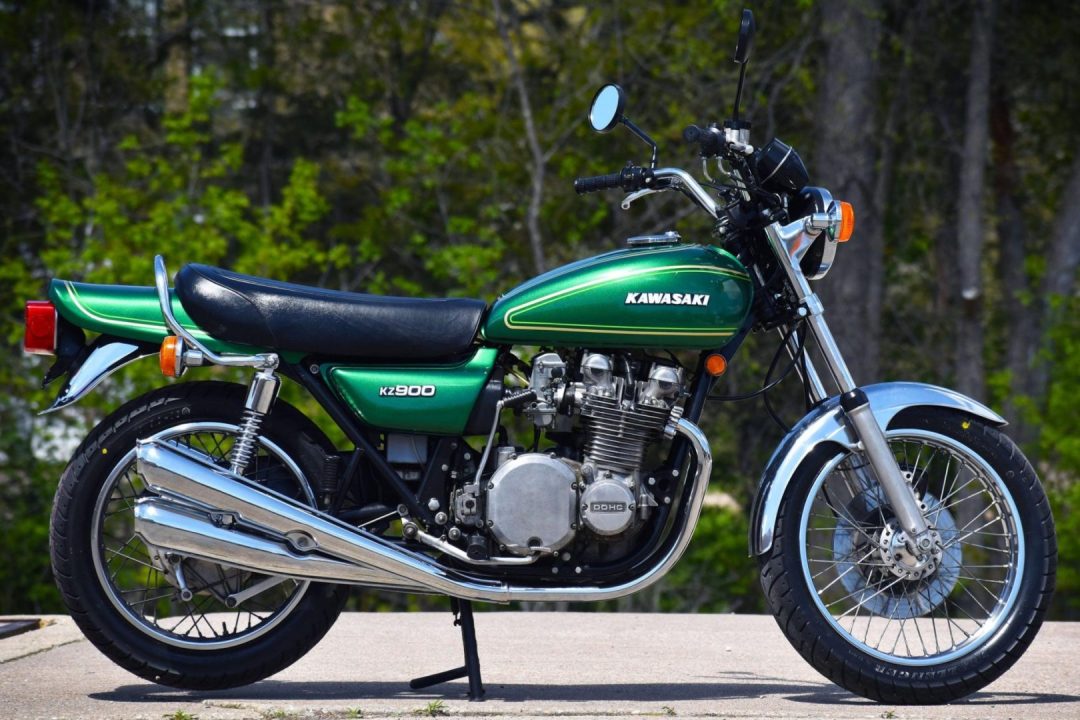 découvrez la kawasaki kz900, une moto emblématique des années 70 qui allie puissance, élégance et performance. plongez dans l'univers de cette machine légendaire, connue pour sa fiabilité et son style distinctif, et explorez ses caractéristiques techniques qui en font un choix incontournable pour tout amateur de motocyclisme.