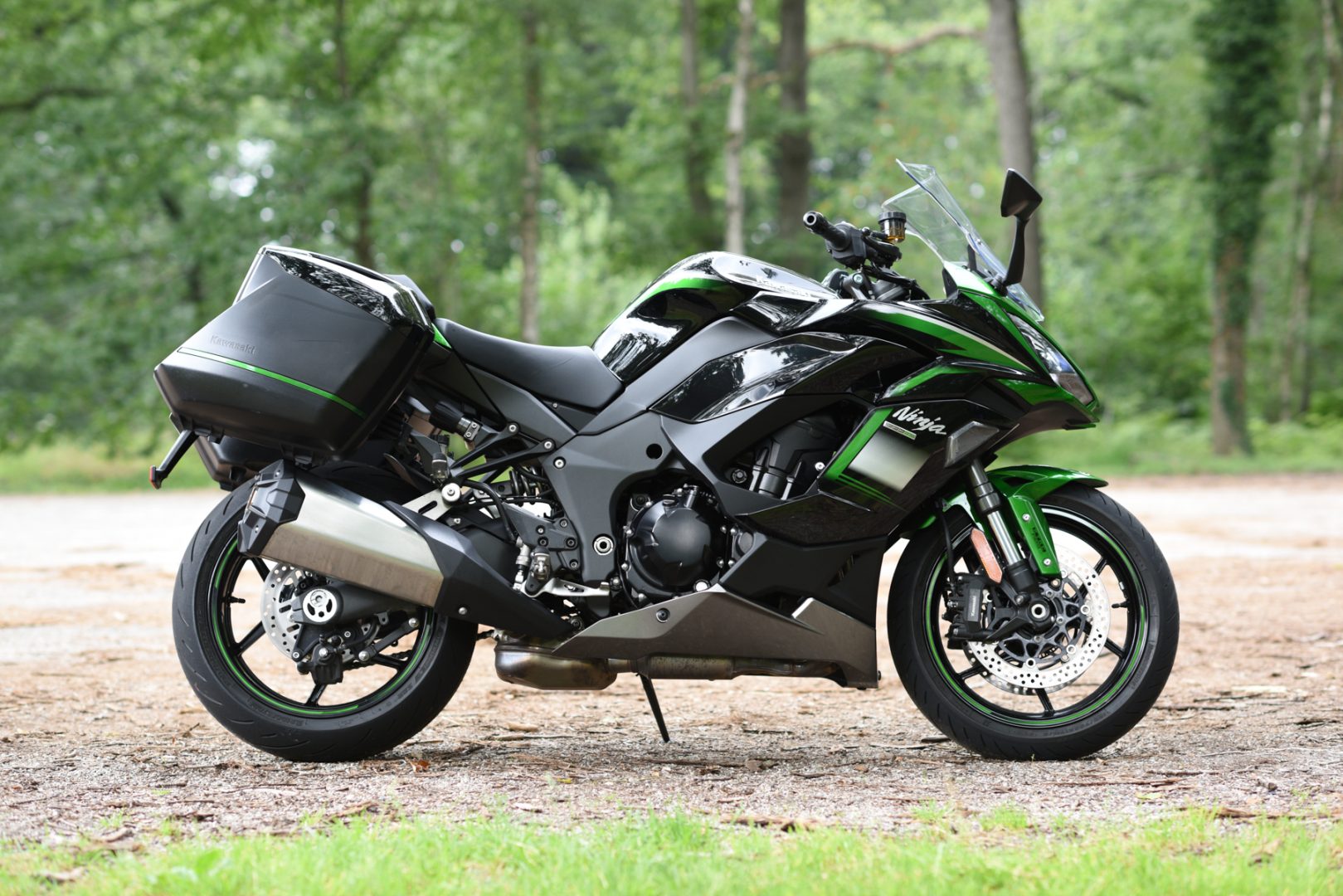 découvrez la kawasaki ninja 1000, une moto sportive alliant puissance, performance et confort. avec son design élégant et ses technologies avancées, cette machine est idéale pour les passionnés de vitesse et de sensations fortes. parfaite pour les longues balades comme pour les trajets quotidiens, la ninja 1000 vous offre une expérience de conduite inégalée.