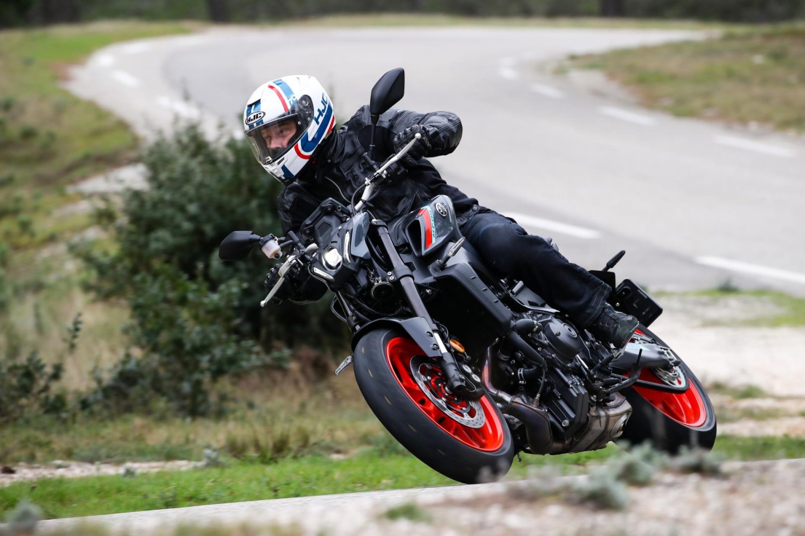 découvrez les évolutions et caractéristiques de la yamaha mt-09 2021. plongez dans les améliorations de performance, de design et de technologie de ce modèle emblématique. idéal pour les passionnés de moto qui recherchent puissance et agilité sur la route.