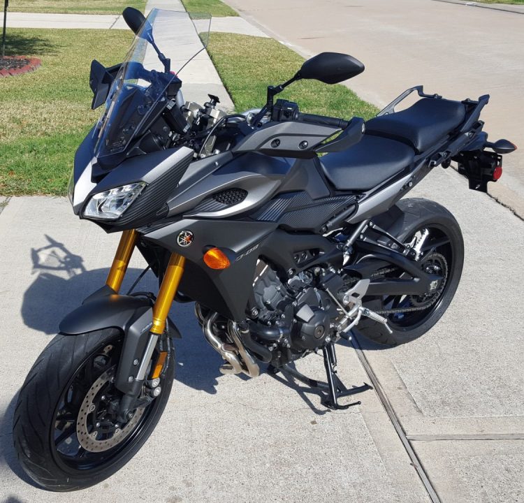 découvrez la yamaha mt-09 tracer, une moto sportive et polyvalente conçue pour les passionnés de sensations fortes. avec son moteur puissant, son design audacieux et son confort optimal, la mt-09 tracer est parfaite pour les aventuriers en quête de nouveaux horizons. partez à l'aventure avec style et performance!