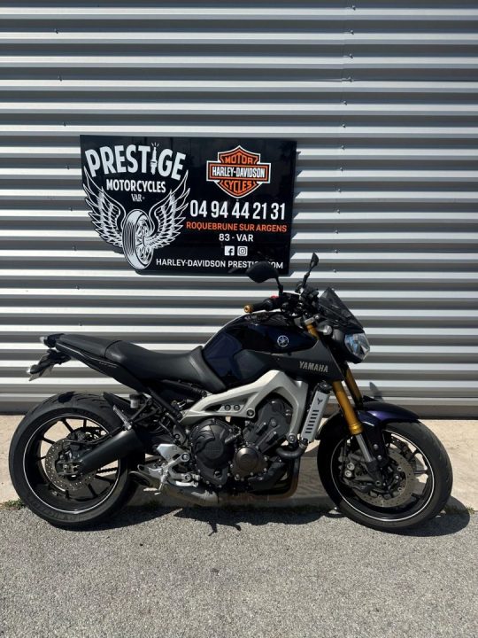 découvrez la yamaha mt-09 sp, une moto au style audacieux et aux performances impressionnantes. plongez dans ses caractéristiques techniques, sa maniabilité exceptionnelle et son design moderne, idéale pour les amateurs de sensations fortes sur deux roues.