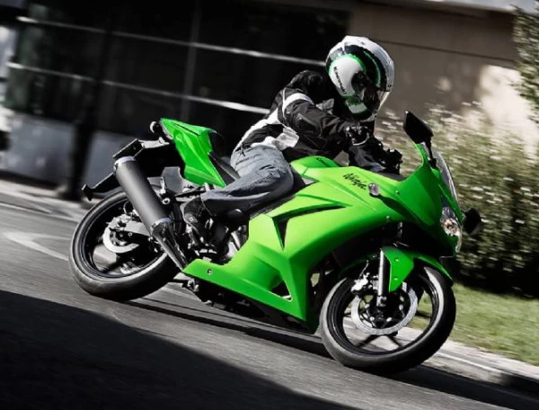 découvrez les caractéristiques de la kawasaki ninja 250, une moto sportive alliant performance et agilité. explorez son design, ses spécifications techniques et ses atouts qui en font un choix idéal pour les amateurs de vitesse et de sensations.