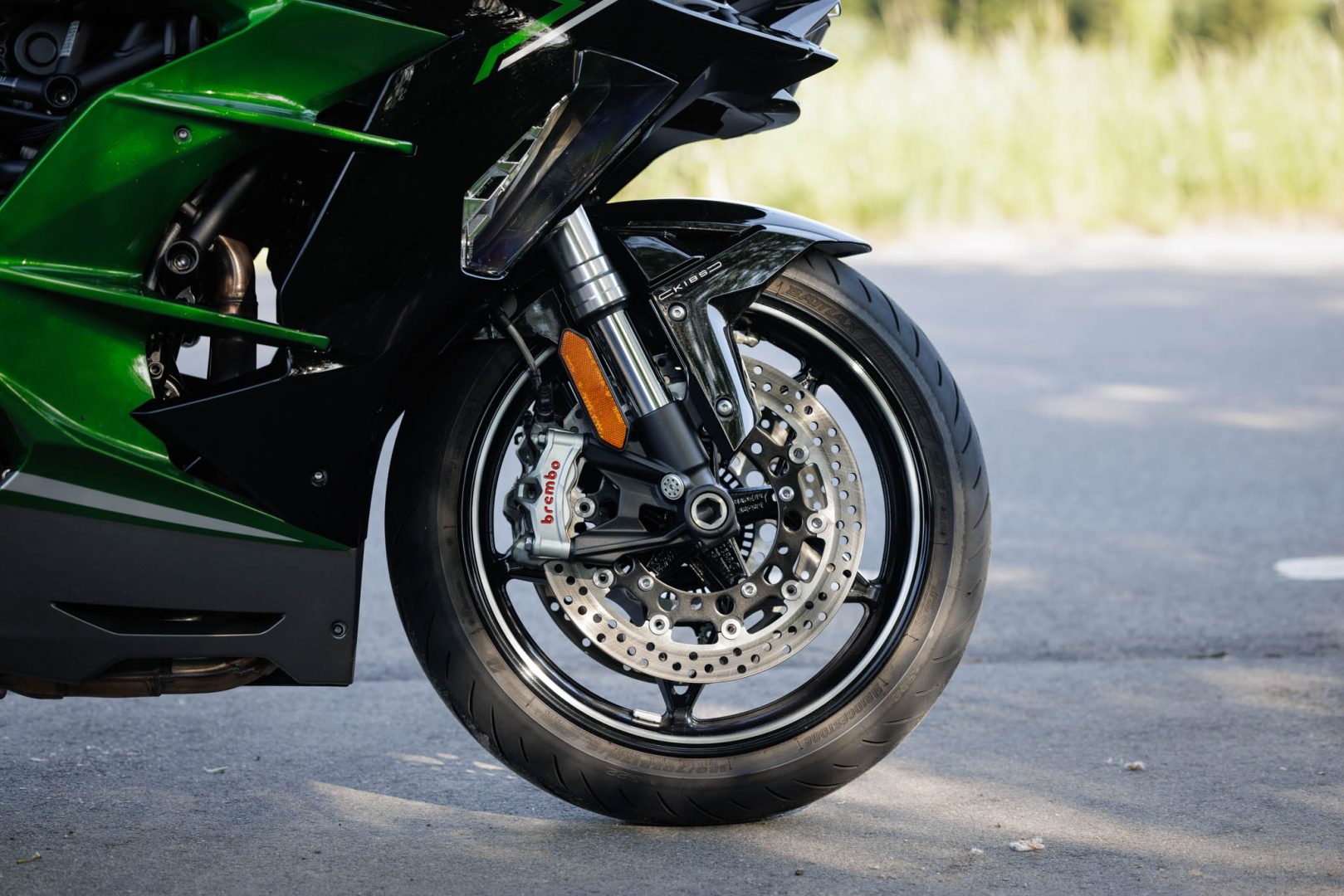 découvrez la kawasaki ninja h2r, une moto révolutionnaire qui allie puissance incroyable et technologie avancée. avec son design aérodynamique et son moteur suralimenté, cette machine de course offre des performances inégalées pour les passionnés de vitesse.