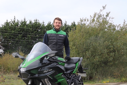 découvrez la kawasaki ninja h2r, une véritable révolution dans le monde des motos sportives. avec son design audacieux, sa puissance phénoménale et sa technologie de pointe, cette machine est conçue pour les amateurs de sensations fortes et la performance ultime sur circuit. plongez dans l'univers de la vitesse avec la ninja h2r.