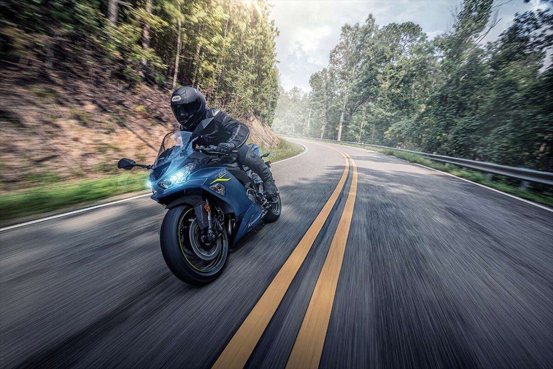 découvrez la kawasaki zx6r 2022, une moto sportive alliant performance, agilité et technologie avancée. plongez dans l'univers de la vitesse avec son design aérodynamique, son moteur puissant et ses fonctionnalités innovantes, qui vous garantiront une expérience de conduite inoubliable sur route comme sur circuit.