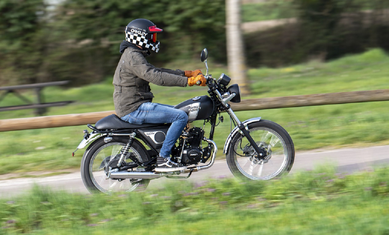 découvrez notre large sélection de motos 50cc idéalement conçues pour les jeunes de 14 ans. profitez de modèles adaptés pour un apprentissage sécurisé, alliant performances et style, pour vivre votre passion de la moto dès le plus jeune âge.